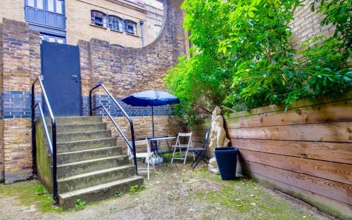 Riverside Apartment | Tower Bridge Shad Thames Butlers Wharf Secure Electric Gated Van Parking Garden Balcony Luxury Chiq Boutique