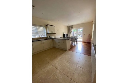 Cashel Villa | Town villa with charming garden & bbq area