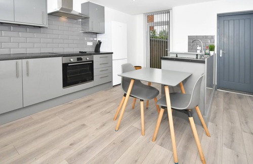Crewe House | Townhouse @ Bedford St- Superior Double with TV