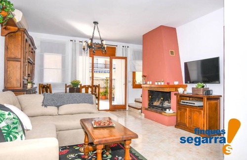 El Roc de Sant Gaieta House | Townhouse with barbecue and communal area with pool