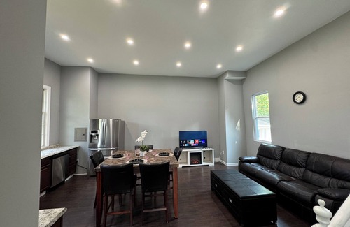 Glenwood House | TownHouse with kitchen,private Parking,2 min from Warfields Pond Park and Golf
