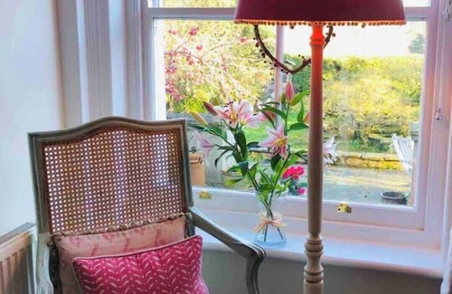 Streatley House | TOWNSEND FARMHOUSE BEAUTIFUL RIVERSIDE VILLAGE….WITH HOT TUB.