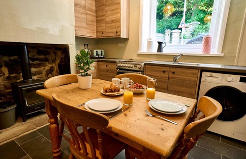 Wadsworth House | Traditional 3BR Home, 5-Min Walk to Hebden Centre