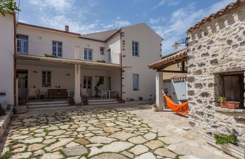 Mogoro House | Traditional and cozy house with garden and inner courtyard in the historic center
