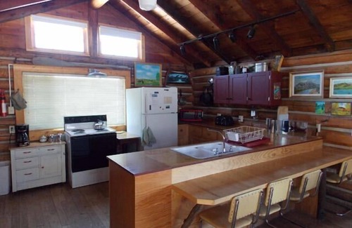 Pray Cabin | Traditional Cabin and Guest Cottage North of Yellowstone Park