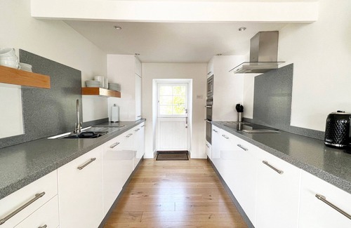 Charlestown Cottage | Traditional Cornish Cottage on Charlestown Harbour, parking, beach & pubs