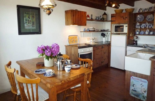 Lauragh Cottage | Traditional cosy stone cottage with sea views
