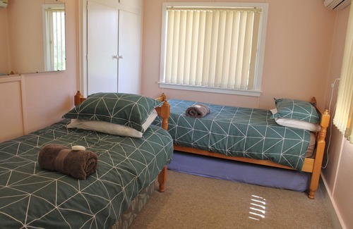 Barrington Other | Traditional Farmhouse Sleeps Up To 10, Wood Fire, Outdoor Bathhouse & Fast WiFi