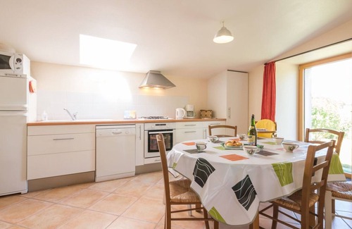 Le Loroux-Bottereau Cottage | Traditional House in a Calm Setting with Garden and Wifi