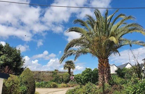 Henvic House | Traditional house in Henvic, green garden, close to the sea.