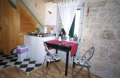 Vis Cottage | Traditional House With two Apartments