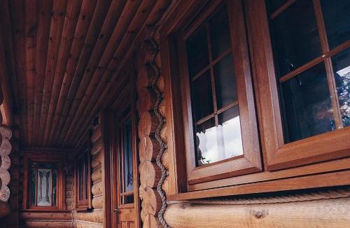 Hunton Bridge Ski Chalet | Traditional Log Cabin next to Harry Potter Studios