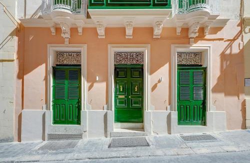 Senglea House | Traditional Maltese Townhouse wt Terrace and Pool