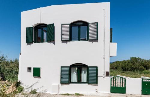 Rapaniana House | Traditional Sea Side Cottage