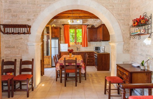 Prines Villa | TRADITIONAL STONE BUILD HOME NEAR BEACH WITH WI-FI AND PRIVATE POOL