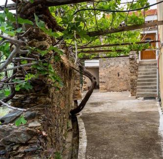 Kantanos-Selino Apartment | Traditional stone build country house Shale