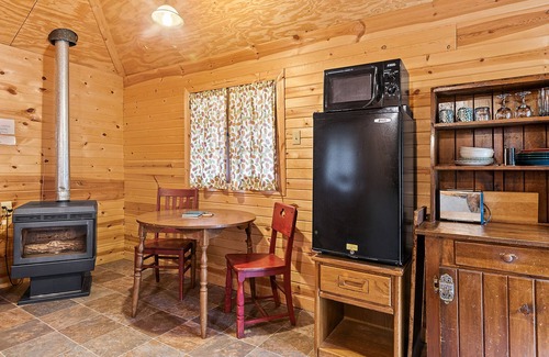 Cheyenne Crossing Cabin | Trailside Cabin near Spearfish Cabin