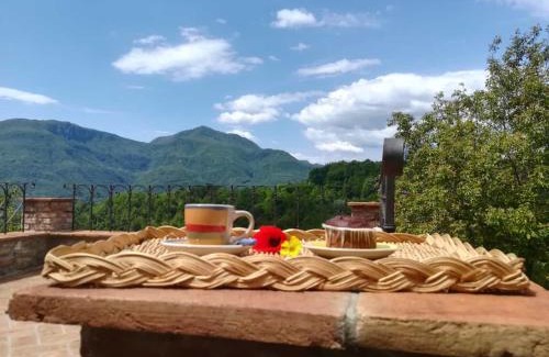 Mologno Villa | Tramonto Casa Barga Toscana ristrutturata 2021