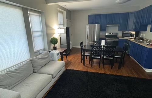 Woodlawn Condo | Tranquil 2-bedroom condo in charming Chicago with WiFi, AC