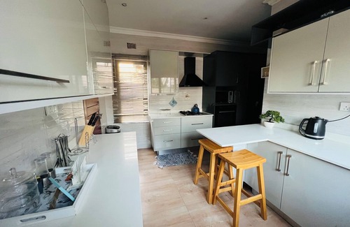 Lusaka House | Tranquil 3-bedroom house with WiFi in Lusaka, New Kasama and power backup