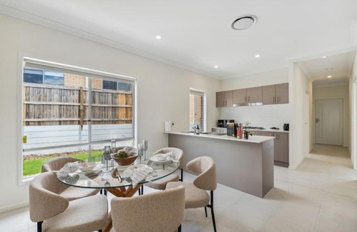 Spring Mountain House | Tranquil 3B2B Home with Parking Backyard and 5Mins walk to Mall