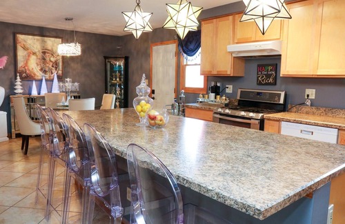 Fox Valley House | Tranquil 4-bedroom house in Glen Ellyn.Your ideal home away from home!