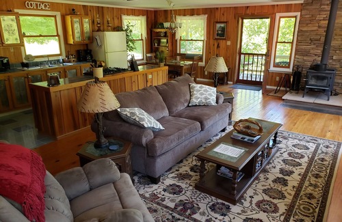 Crossville Cabin | Tranquil Cottage Located at The Head Of The Sequatchie Valley.