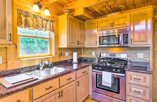 Vein Mountain Cabin | Tranquil Deck: Blue Ridge Mountain Retreat!
