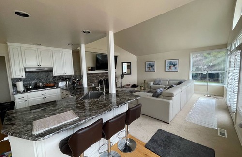 Edgewood House | Tranquil Family Retreat with Mt. Rainier Views – Spacious 4BR Home- 30 days Stay
