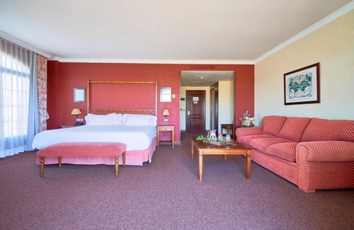Cebreros Hotel | Tranquil Family Room Near Downtown Ávila – 3 Miles Away
