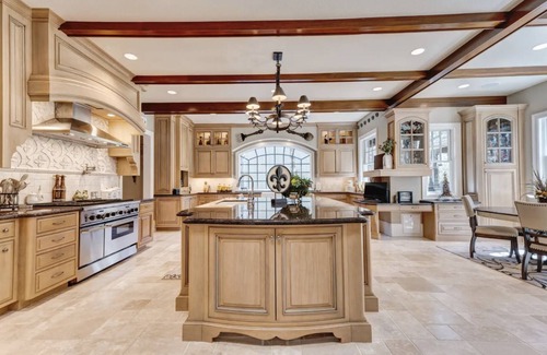 Hillsboro House | Tranquil Forest Chateau: hot spa, home theatre, outdoor bbq, w/lush green views