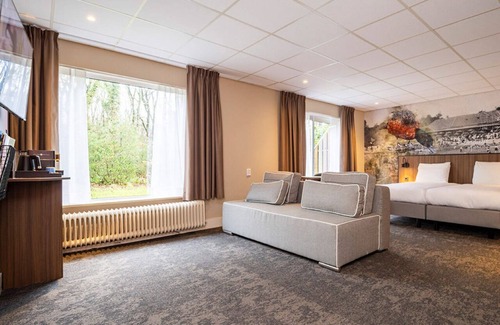 Doorwerth Hotel | Tranquil Forest Hotel Room with Quick Access to Arnhem & Hiking Paths - 3 Units