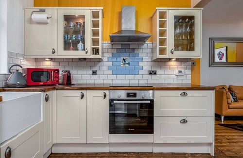 North West House | Tranquil Glasgow Retreat: Free Parking & Garden