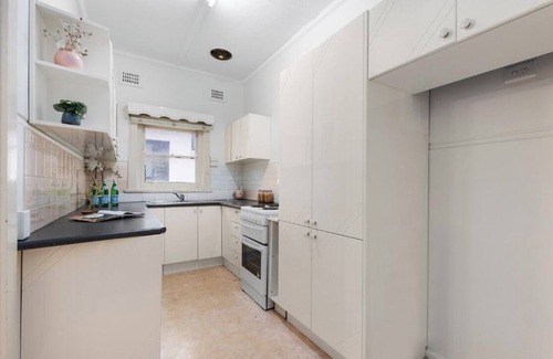 Bexley North House | 'Tranquil Home: City, Beach, Airport'
