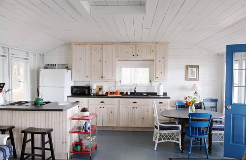Searsmont House | Tranquil Lakeside Cabin