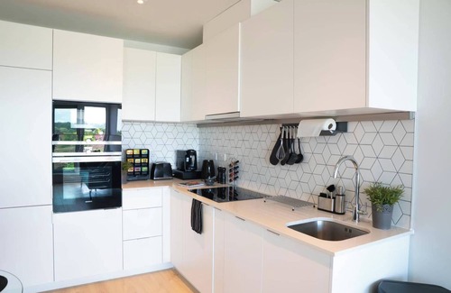 Coombe Hill Apartment | Tranquil London Apartment near Coombe Hill House