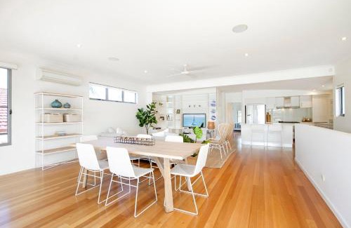 Tewantin House | Tranquil & Modern Riverside Getaway