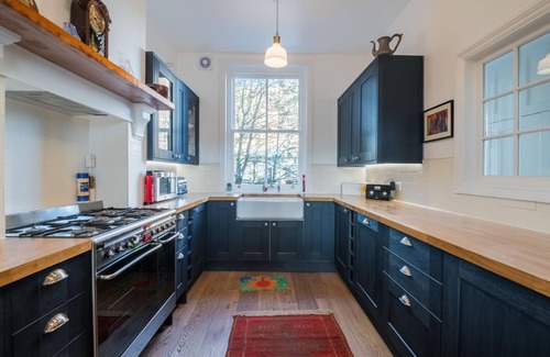 Ferndale Apartment | Tranquil Oasis by Pop Brixton