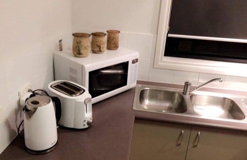 East Albury Apartment | Tranquil Pet friendly, close to the airport, free NBN and Netflix!