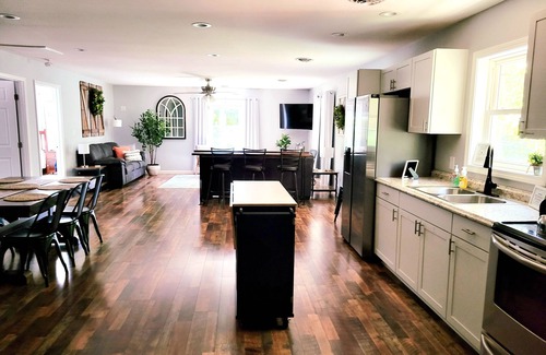 Forest House | Tranquil Retreat-10 Min LU-King Bed-Firepit/Patio-Playset