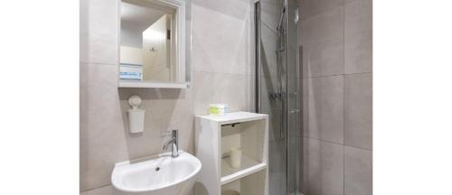 West Hendon Apartment | Tranquil Retreat in Hendon: Comfort & Style Await