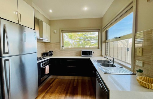 Glenroy House | Tranquil Retreat Near to Airport