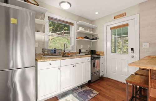 West Jefferson Cabin | Tranquil Riverfront Living at Sasquatch Cabin!