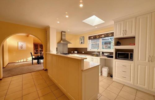 Howrah House | Tranquil Sunlit Retreat close to CBD and Airport