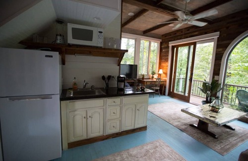Waterford House | Tranquil Treehouse Cottage, King Bed, River View