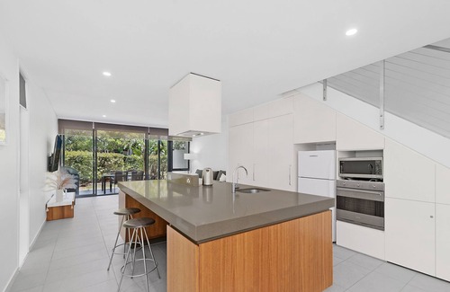 Magenta Shores House | Tranquil Villa close to beach