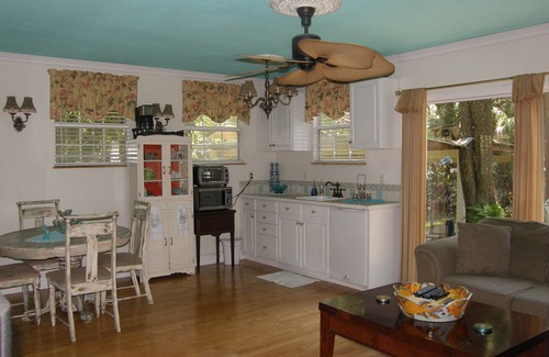 Homosassa Cottage | Tranquil Waterfront Cottage. 1 Bedroom, 1 Bathroom. Sleeps 2