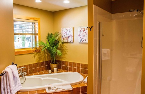 Tuwanek House | Tranquility Bay Waterfront Inn