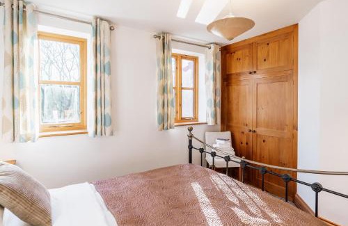 Froghall House | Travel Fox Cottages- Swimming Lake, BBQ Hut, Games Area - Alton Towers