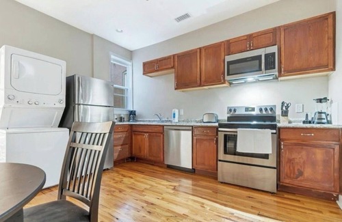 Benton Park House | Travel nurse/short term rental 2-bedroom townhome with AC, WiFi in Soulard